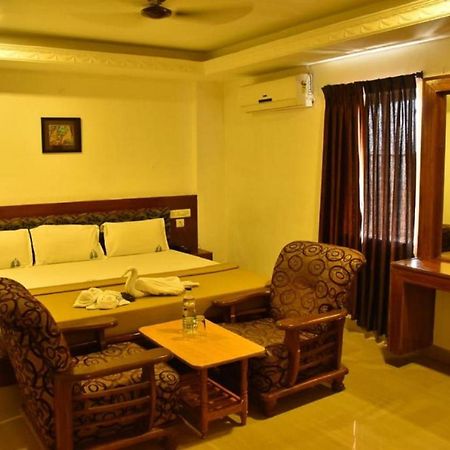 Hotel Palacial Pondi Puducherry Buitenkant foto