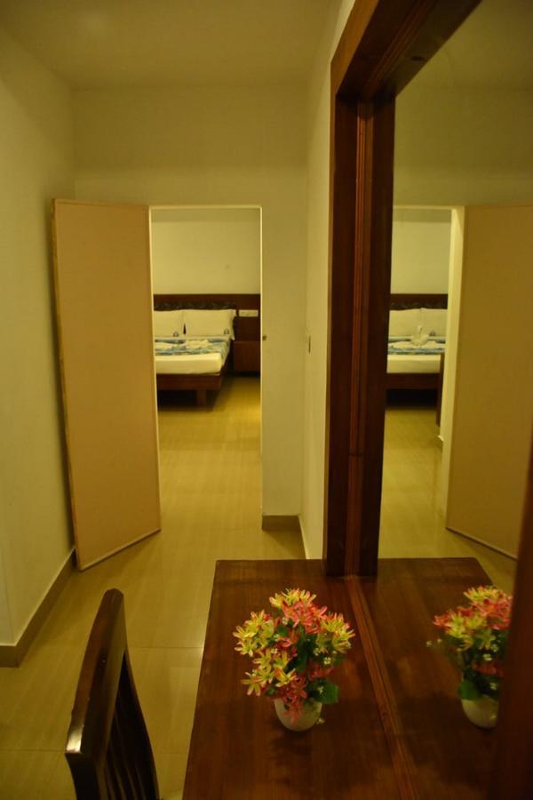 Hotel Palacial Pondi Puducherry Buitenkant foto