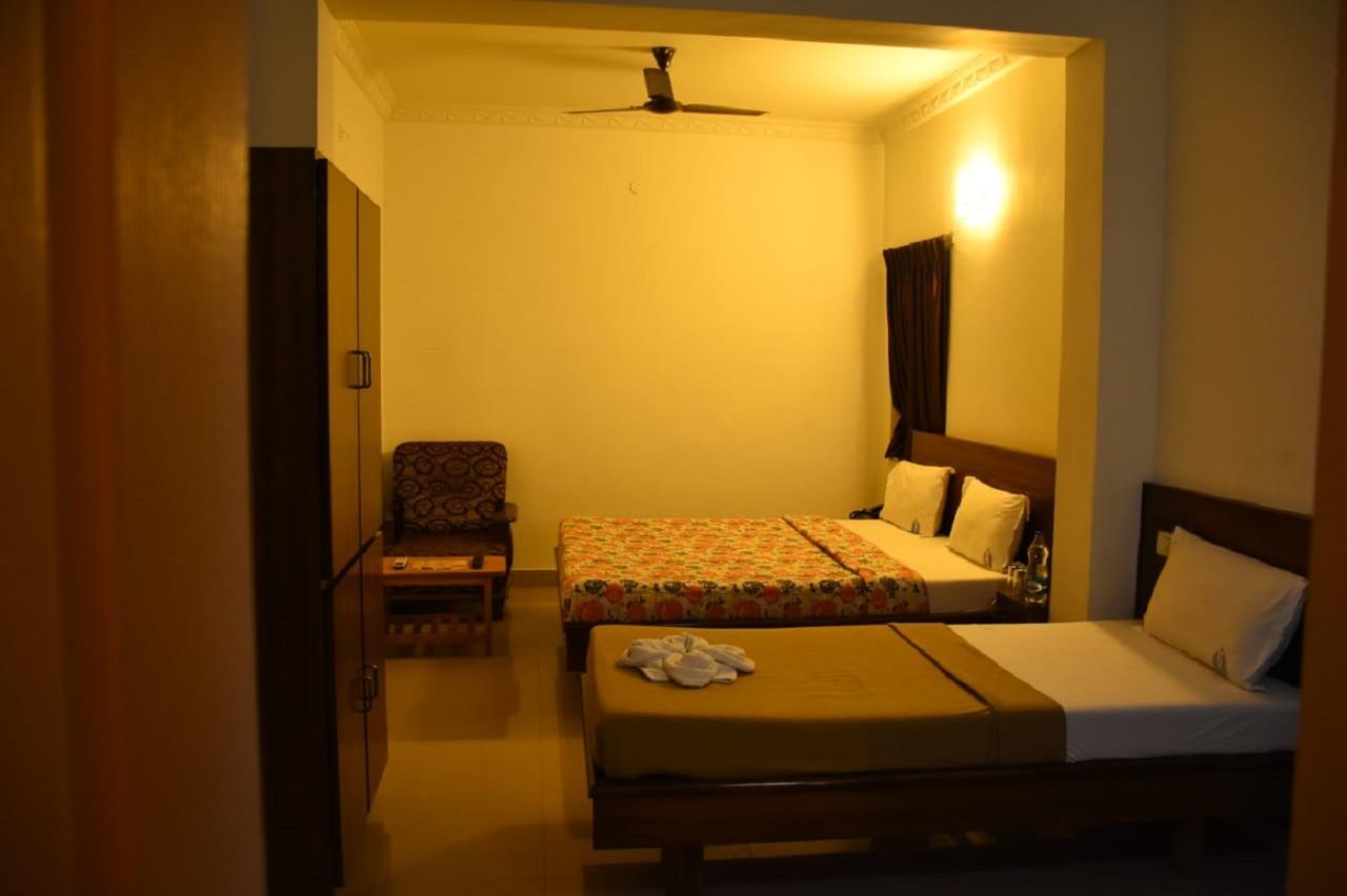 Hotel Palacial Pondi Puducherry Buitenkant foto