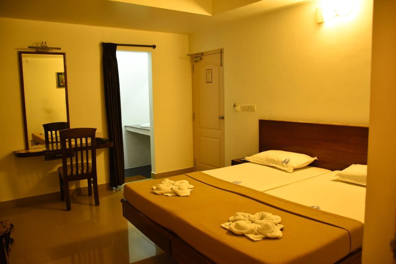Hotel Palacial Pondi Puducherry Buitenkant foto