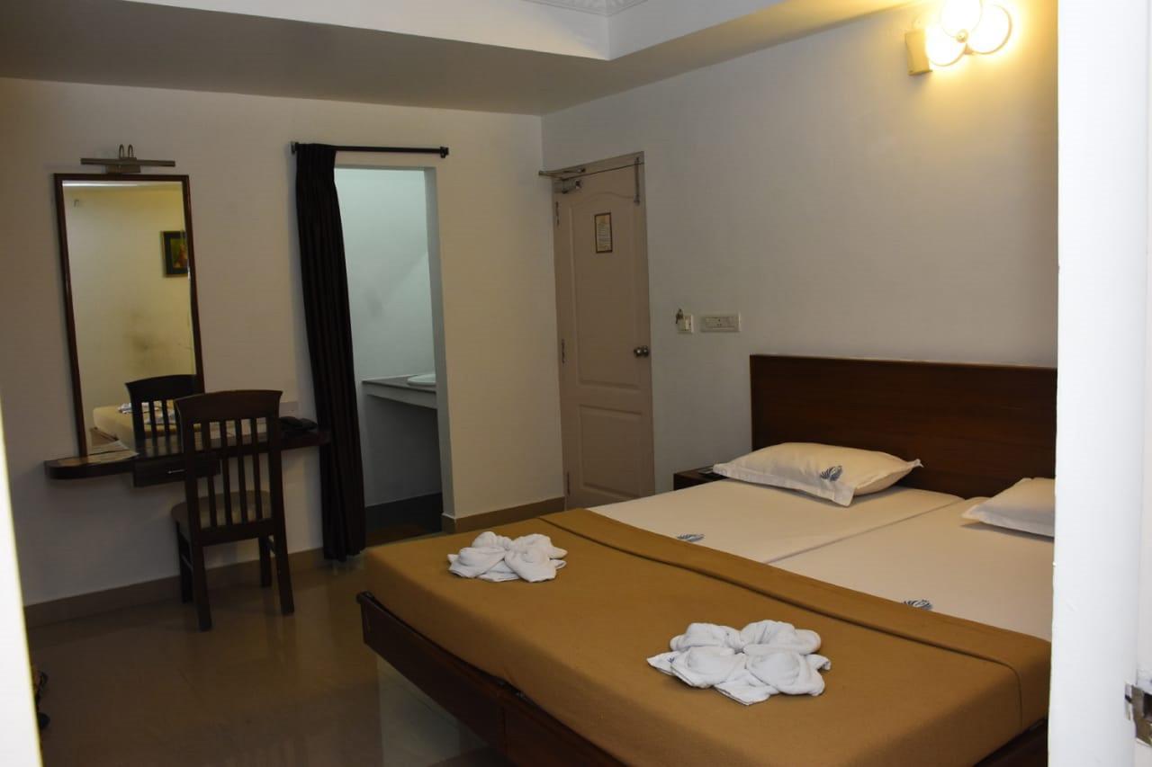 Hotel Palacial Pondi Puducherry Buitenkant foto