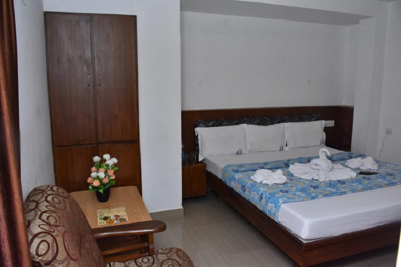 Hotel Palacial Pondi Puducherry Buitenkant foto