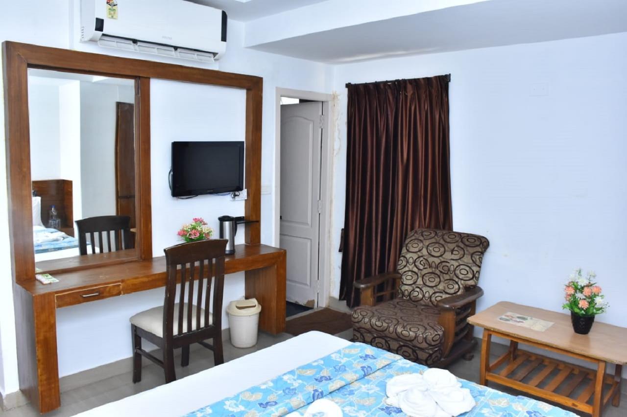 Hotel Palacial Pondi Puducherry Buitenkant foto