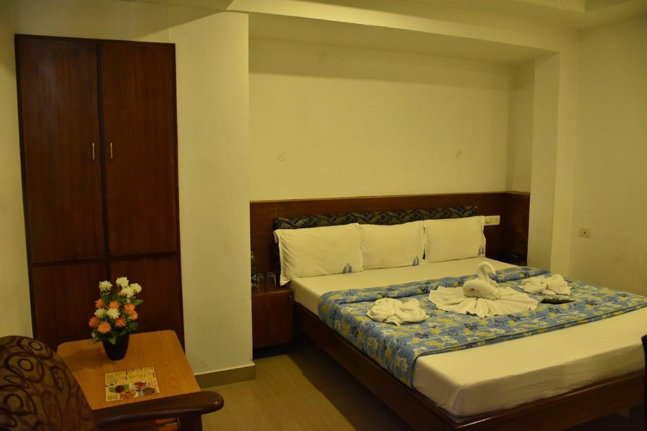 Hotel Palacial Pondi Puducherry Buitenkant foto