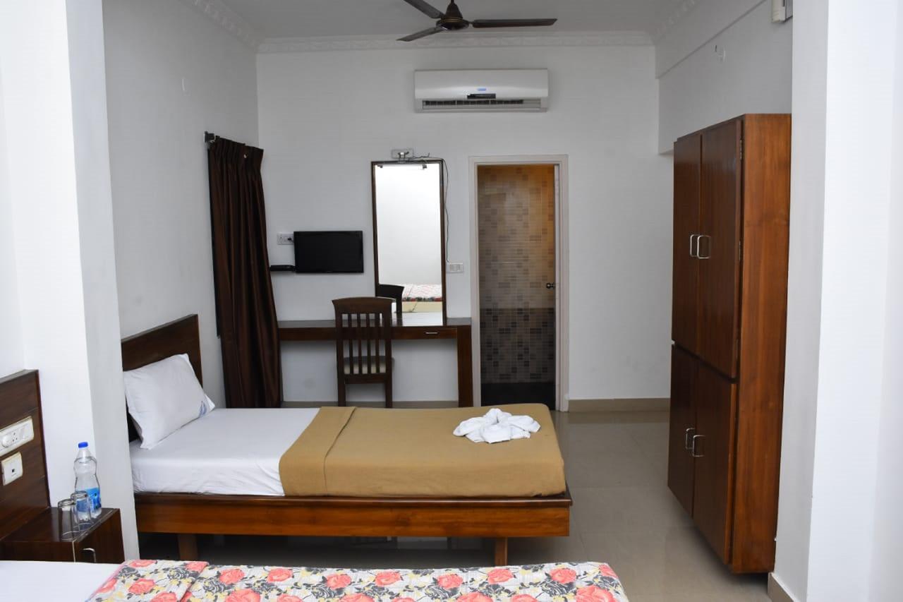 Hotel Palacial Pondi Puducherry Buitenkant foto