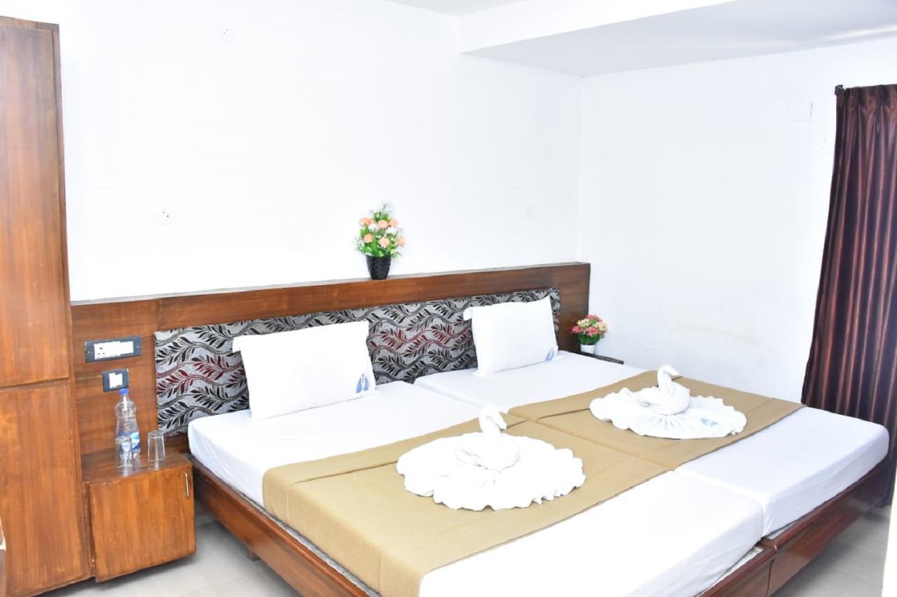 Hotel Palacial Pondi Puducherry Buitenkant foto