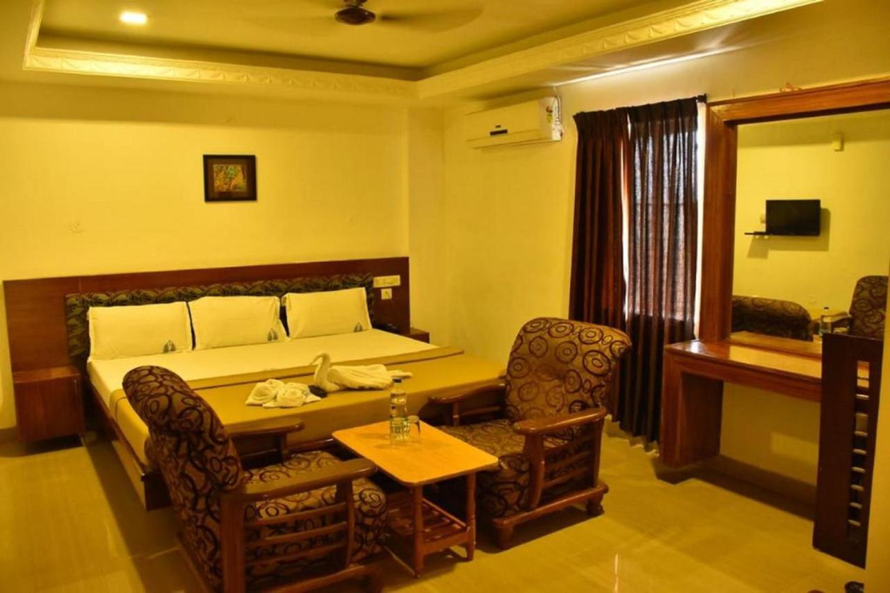 Hotel Palacial Pondi Puducherry Buitenkant foto